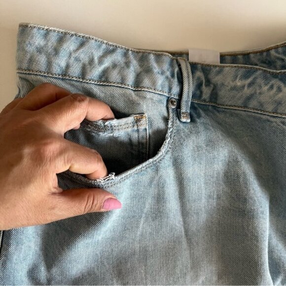 Good American - Women's Bermuda Denim Shorts - Indigo473. Size: 20. NWT. (1852) - Picture 11 of 16